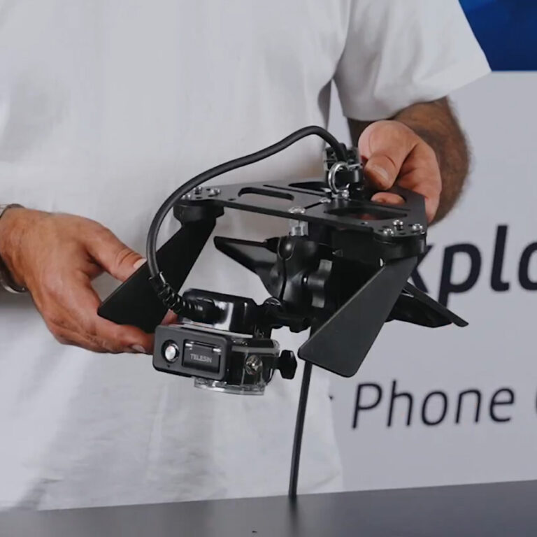 Seavu Seeker DeepScope Rig 明信片风景照，展示了带有稳定鳍和安装摄像头的水下托盘式钻机。