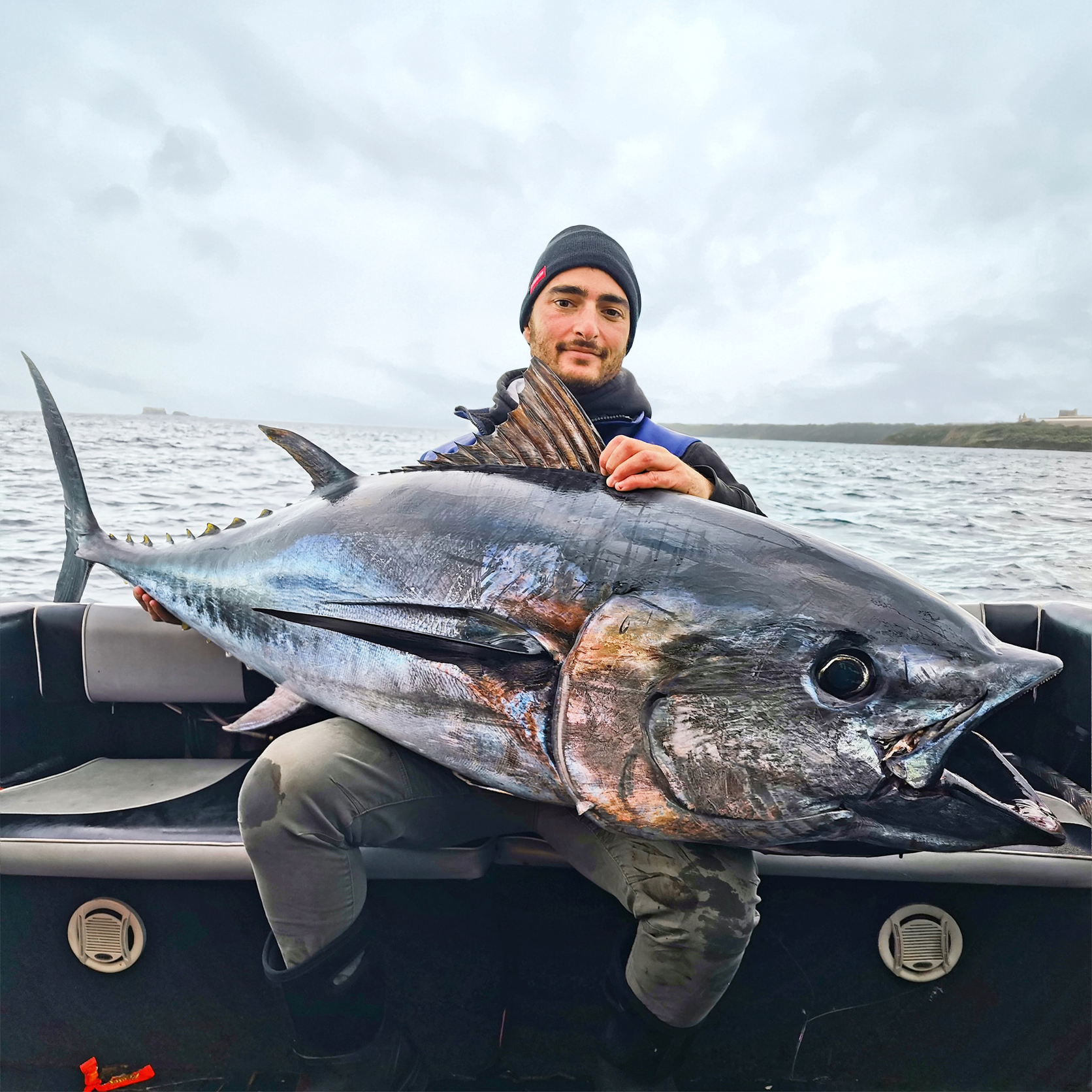 Cassar Fishing Charters 的 Chris Cassar 手里拿着一条大蓝鳍金枪鱼，称赞 Seavu 的拖钓见解