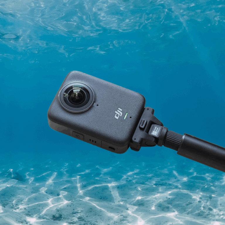 DJI Osmo 360 安装在水下支架上，可在低光环境下清晰捕捉沉浸式 360 度画面